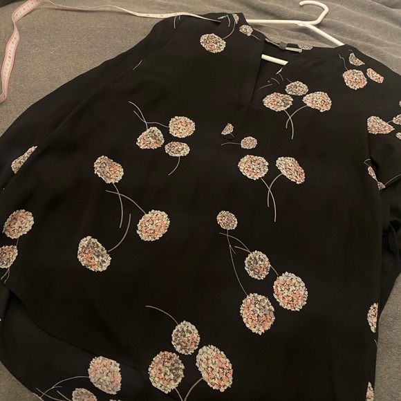 Blouse perfect for business casual. Looks great with jeans or slacks! EUC. - Picture 5 of 10